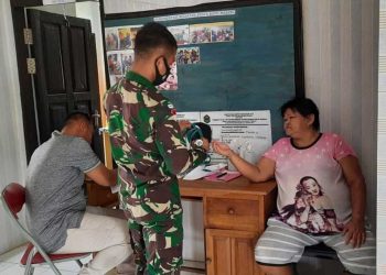 Manfaatkan Moment Ramadhan Satgas Pamtas Yonif 614/Raja Pandhita Berikan Layanan Kesehatan Untuk Warga Di Perbatasan