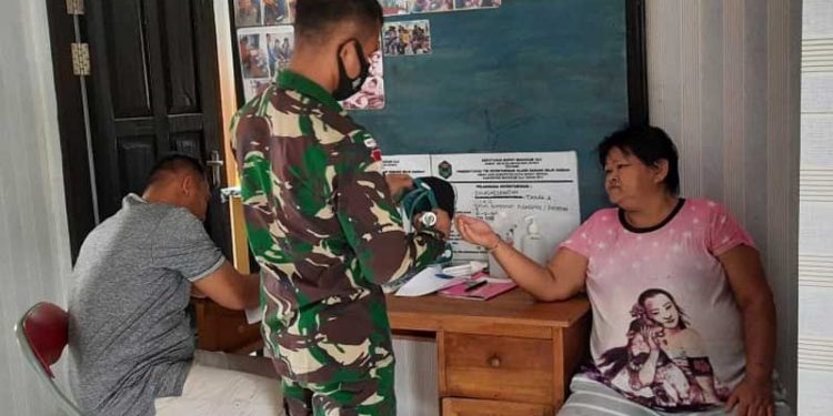 Manfaatkan Moment Ramadhan Satgas Pamtas Yonif 614/Raja Pandhita Berikan Layanan Kesehatan Untuk Warga Di Perbatasan