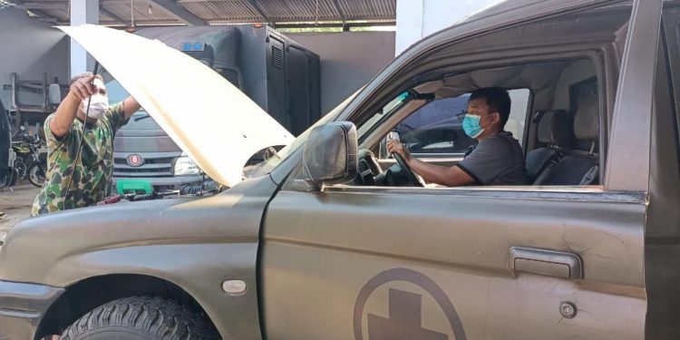 Tim Mekanik Yonkesh 1 Marinir Perbaiki Kendaraan Ambulance