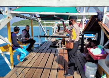 Bhabinkamtibmas dalam rangka Tatap Muka Kapolsek Siantan Bersama Masyarakat Desa Mengkait Terkait Problem Solving