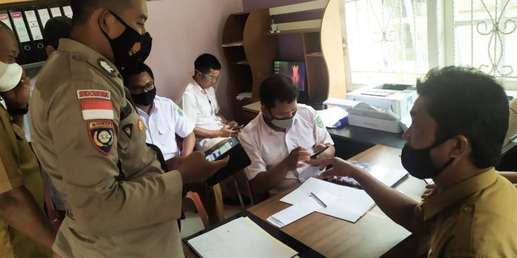 Bhabinkamtibmas Polsek Bunguran Timur Sosialisasikan Aplikasi Dumas Presisi kepada Masyarakat