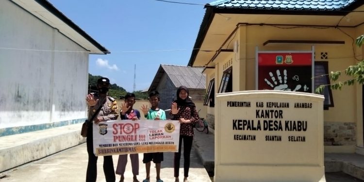 Bhabinkamtibmas Polsek Siantan Sosialisasika Stop Pungli kepada Masyarakat Desa Kiabu