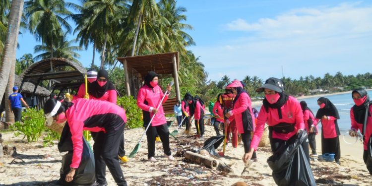 Bhayangkari Daerah Kepri Peduli, Laksanakan Gerakan Bersih Pantai dan Penanaman Terumbu Karang di Wilayah Natuna