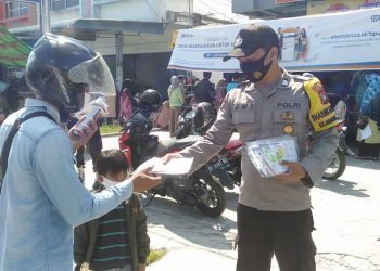 Cegah Penyebaran Covid-19, Polsek Bunguran Timur Bagikan Masker Gratis Serta Beri Himbauan Prokkes