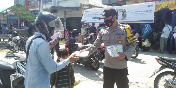 Cegah Penyebaran Covid-19, Polsek Bunguran Timur Bagikan Masker Gratis Serta Beri Himbauan Prokkes