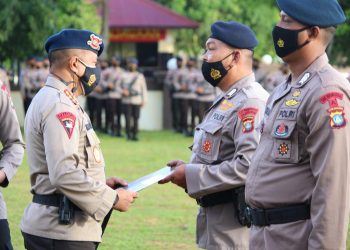 Dansat Brimob Polda Kepri Berikan Penghargaan Kepada Personel Berprestasi Pada Apel Satuan dan Apel Gelar Kendaraan Serta Peralatan