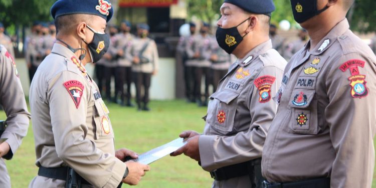 Dansat Brimob Polda Kepri Berikan Penghargaan Kepada Personel Berprestasi Pada Apel Satuan dan Apel Gelar Kendaraan Serta Peralatan