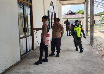 Di Bulan Ramadhan, Polsek Bunguran Barat Lakukan Penyemprotan Disinfektan ke Masjid