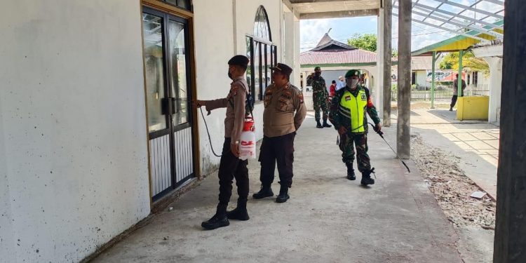 Di Bulan Ramadhan, Polsek Bunguran Barat Lakukan Penyemprotan Disinfektan ke Masjid