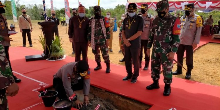 Kapolda Kalteng Laksanakan Peletakan Batu Pertama Pembangunan Makodim Puruk Cahu