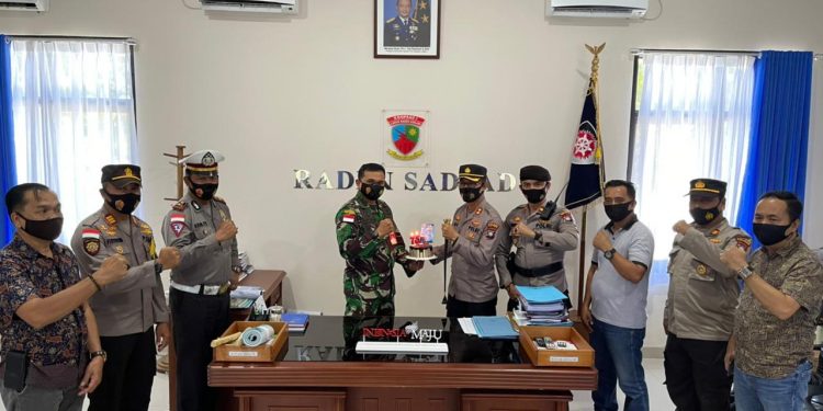 Kapolres Natuna Beri Kejutan HUT TNI AU Ke-75 di Mako Lanud Raden Sadjad