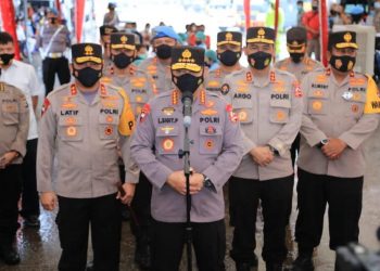 Kapolri Saksikan Langsung Donor Plasma Konvalesen dan Tinjau Vaksinasi di NTT