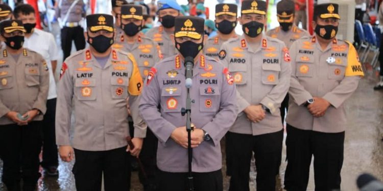 Kapolri Saksikan Langsung Donor Plasma Konvalesen dan Tinjau Vaksinasi di NTT