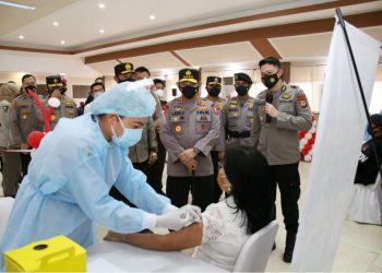 Kapolri Tinjau Vaksinasi  Massal di Manado