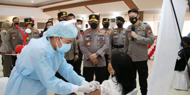 Kapolri Tinjau Vaksinasi  Massal di Manado