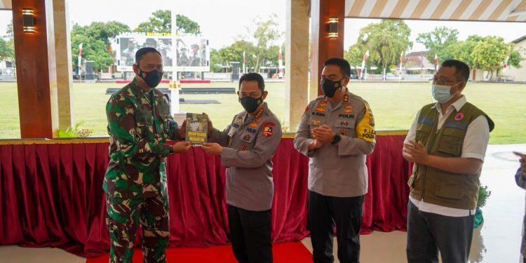 Kunjungi Lombok, Kapolri Terima Buku Mempolong Merenten Rahab Rekon Gempa Lombok dari Danrem 162/WB