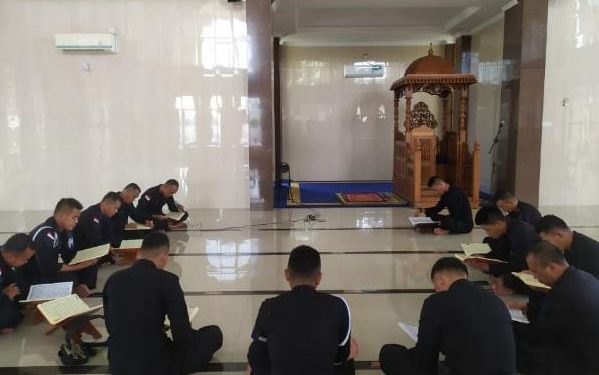 Maknai Bulan Suci Ramadhan, Personel Satuan Brimob Polda Kepri Gelar Kegiatan Tadarus Secara Rutin