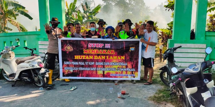 Masyarakat dan Bhabinkamtibmas Polsek Bunguran Timur Laksanakan Gotong Royong