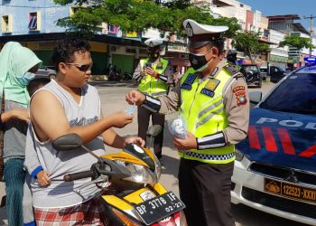 Ops Keselamatan Seligi 2021 Polda Kepri, Bagikan Masker di Pasar Botania 1