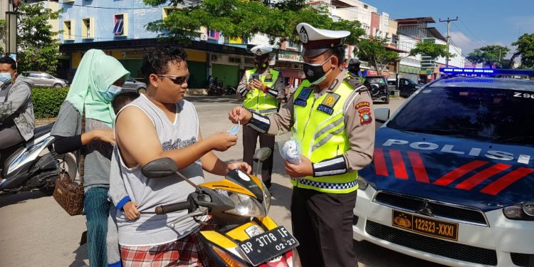 Ops Keselamatan Seligi 2021 Polda Kepri, Bagikan Masker di Pasar Botania 1