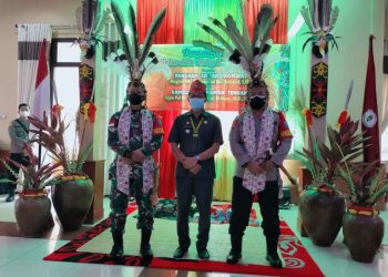 Pangdam XII Tanjungpura Dan Kapolda Kalteng Dapat Gelar Dari Adat Suku Dayak Siang