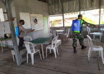 Penyemprotan Cairan Disinfektan oleh Posko PPKM Batu Hitam