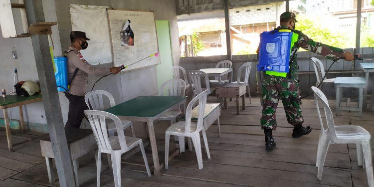 Penyemprotan Cairan Disinfektan oleh Posko PPKM Batu Hitam