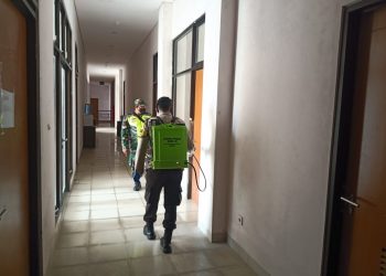 Penyemprotan Cairan Disinfektan oleh Posko PPKM Ranai Kota