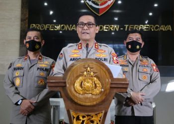 Polri Kerahkan Mobil Dapur Umum, Logistik, Kapal hingga Perahu Karet Bantu Korban Banjir NTT