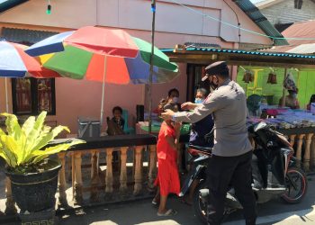 Polsek Serasan Laksanakan Pengamanan Pasar Ramadhan Serta Bagikan Masker Gratis