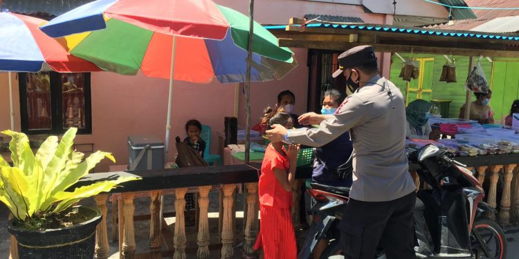 Polsek Serasan Laksanakan Pengamanan Pasar Ramadhan Serta Bagikan Masker Gratis