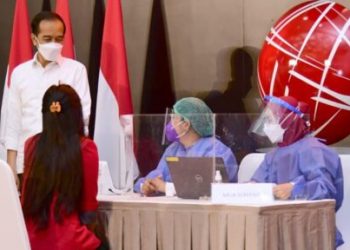 Presiden Jokowi Tinjau Vaksinasi Massal bagi Petugas Publik di Sektor Perbankan dan Pasar Modal
