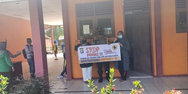 Satbinmas Polres Anambas Beri Sosialisasi Tentang Stop Pungli kepada Guru SMP Negeri 1 Kecamatan Jemaja Timur