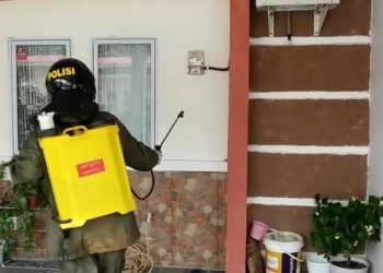 Satbrimob Polda Kepri Lakukan Penyemprotan Desinfektaan Cegah Covid-19 di Kepulauan Riau