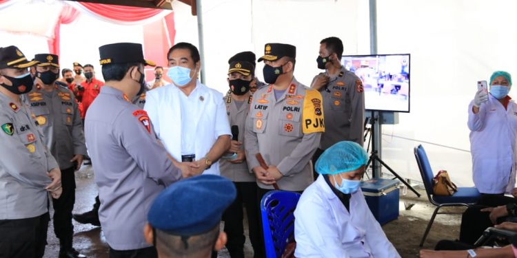 Selain Tinjau Vaksinasi, Kapolri Saksikan Langsung Donor Plasma Konvalesen