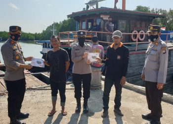 Tekan Penyebaran Covid-19, Polsek Kawasan Pelabuhan Sri Bintan Pura Tanjungpinang Terus Galakkan Pembagian Masker dan Beri Imbauan