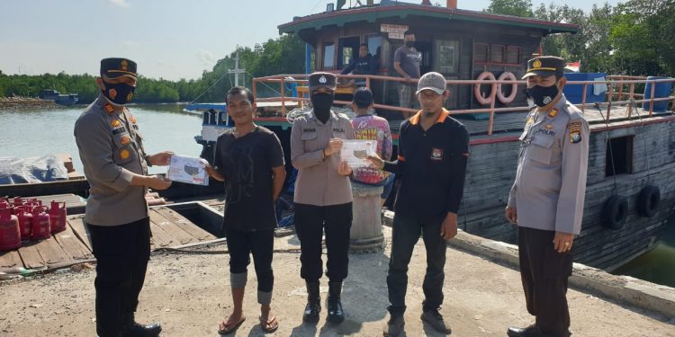 Tekan Penyebaran Covid-19, Polsek Kawasan Pelabuhan Sri Bintan Pura Tanjungpinang Terus Galakkan Pembagian Masker dan Beri Imbauan