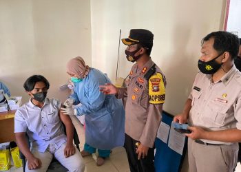 Tinjau Kegiatan Vaksinasi, Kapolres Natuna: Bagi Anggota yang Sudah di Vaksin Tetap Wajib Jalankan Protokol Kesehatan