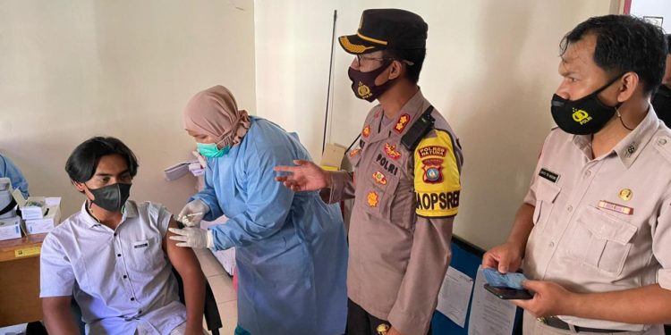 Tinjau Kegiatan Vaksinasi, Kapolres Natuna: Bagi Anggota yang Sudah di Vaksin Tetap Wajib Jalankan Protokol Kesehatan