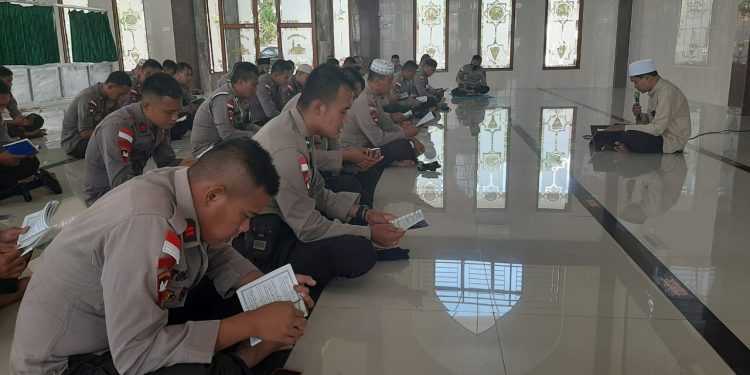 Upaya Menjadikan Personel Satbrimob Polda Kepri yang Beriman dan Bertaqwa Melalui Kegiatan Binrohtal