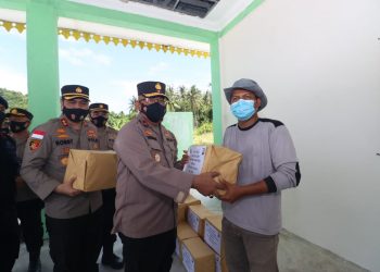 Wakapolda Kepri Tinjau Pulau Terluar dan Beri Bantuan Sosial kepada Masyarakat Pulau Berhala