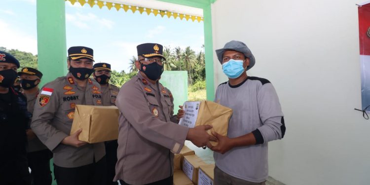 Wakapolda Kepri Tinjau Pulau Terluar dan Beri Bantuan Sosial kepada Masyarakat Pulau Berhala