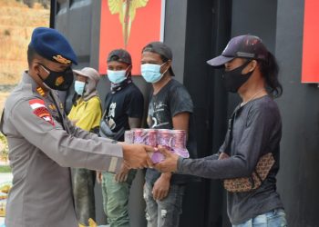 Berkah Ramadhan, Satbrimob Polda Kepri Bagikan Bingkisan Hari Raya kepada Pekerja Kontruksi di Asrama Mako Brimob