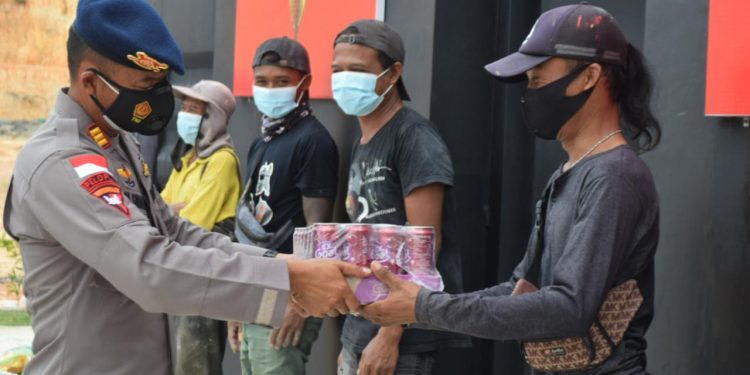 Berkah Ramadhan, Satbrimob Polda Kepri Bagikan Bingkisan Hari Raya kepada Pekerja Kontruksi di Asrama Mako Brimob