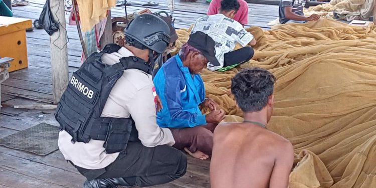 Brimob Polda Kepri Patroli Berikan Himbauan Prokes Kepada Masyarakat