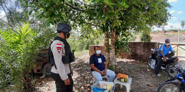 Brimob Polda Kepri Patroli Himbau Prokes dan Bagikan Masker kepada Masyarakat