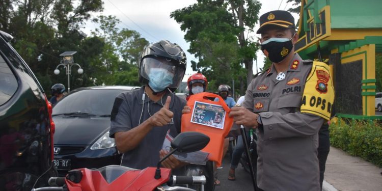 Bulan Penuh Berkah , Kapolres Tanjungpinang Bersama Bhayangkari dan HMI Bagikan Takjil, Masker dan Imbau Tidak Mudik