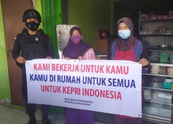 Cegah Penyebaran Covid-19, Brimob Kepri Lakukan Penyemprotan Desinfektan