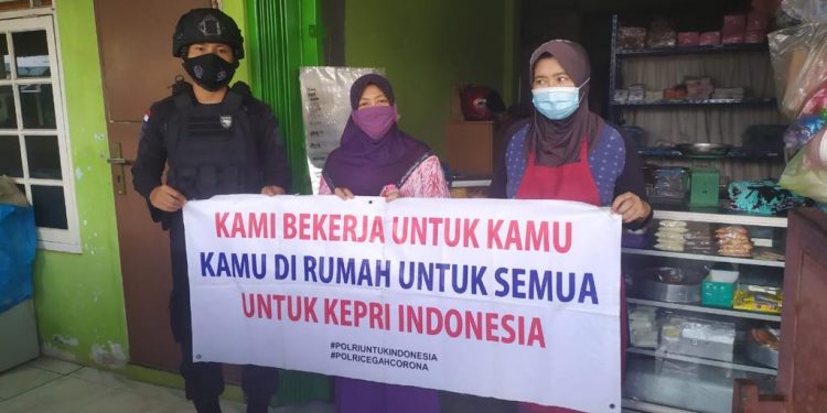 Cegah Penyebaran Covid-19, Brimob Kepri Lakukan Penyemprotan Desinfektan