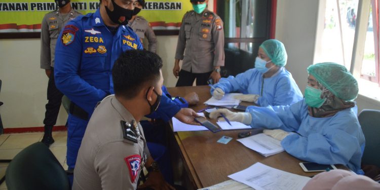 Cegah Penyebaran Covid-19, Polres Natuna Laksanakan Pemeriksaan Swab PCR